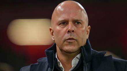Ob Liverpool-Coach Arne Slot am Sonntag gegen Wolverhampton auf der Bank sitzen darf, ist weiter offen.