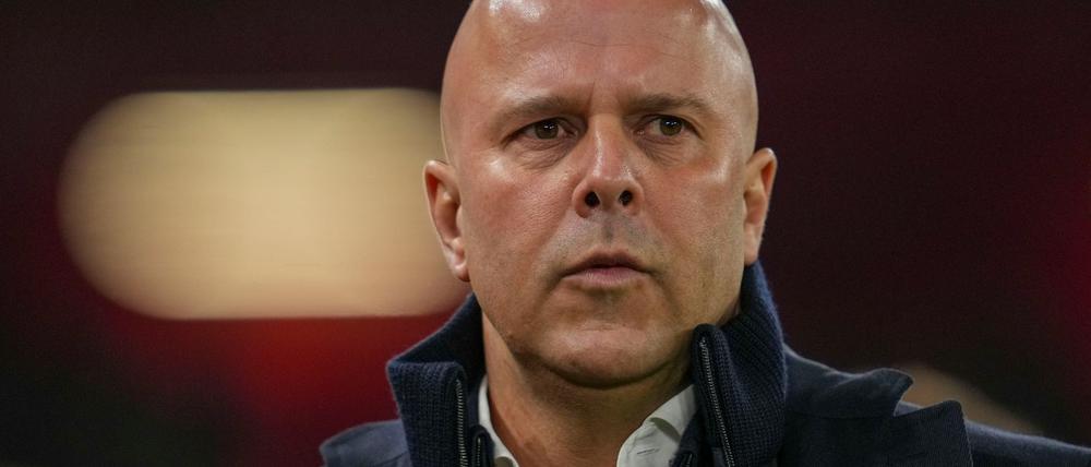 Ob Liverpool-Coach Arne Slot am Sonntag gegen Wolverhampton auf der Bank sitzen darf, ist weiter offen.