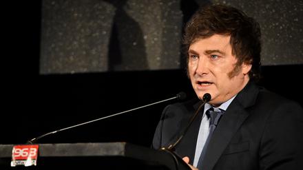 Javier Milei, Präsident von Argentinien, hält eine Rede auf der Bühne des uruguayischen Verbands der Marketing-Führungskräfte (ADM). Milei hatte kurz davor an dem Gipfel des Mercosur-Wirtschaftsbündnisses teilgenommen.