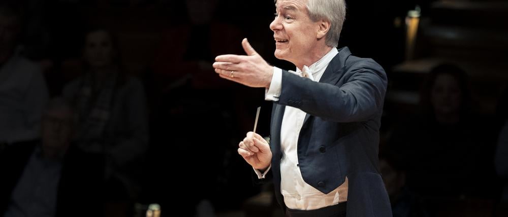 Dirigent David Robertson mit den Berliner Philharmonikern am 13. Februar 2025 in der Philharmonie.