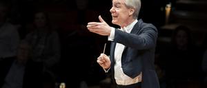 Dirigent David Robertson mit den Berliner Philharmonikern am 13. Februar 2025 in der Philharmonie. 