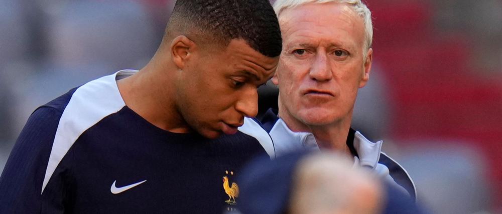 Frankreichs Coach Didier Deschamps vertraut auf eine Rückkehr von Mbappé als Kapitän (Archivbild).