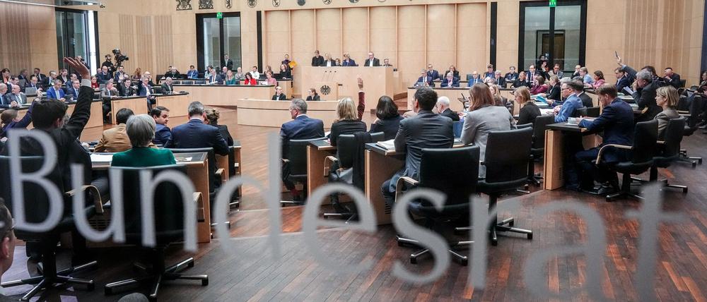 Das Gesetz sieht vor, dass die Rente für ehemalige DDR-Häftlinge von Juli an um 70 Euro auf 400 Euro monatlich steigt.