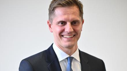 Brandenburgs Justizminister Benjamin Grimm (SPD) strebt neue Stellen für die Justiz an (Archivbild).