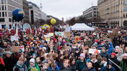 Einige tausend Menschen demonstrieren mit Fridays for Future in Berlin.