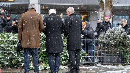 Münchens Oberbürgermeister Dieter Reiter, Bayerns Ministerpräsident Markus Söder und Bundespräsident Frank-Walter Steinmeier am Tatort in München.