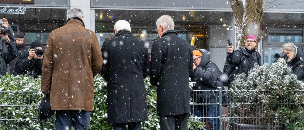 Münchens Oberbürgermeister Dieter Reiter, Bayerns Ministerpräsident Markus Söder und Bundespräsident Frank-Walter Steinmeier am Tatort in München.