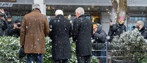 Münchens Oberbürgermeister Dieter Reiter, Bayerns Ministerpräsident Markus Söder und Bundespräsident Frank-Walter Steinmeier am Tatort in München.