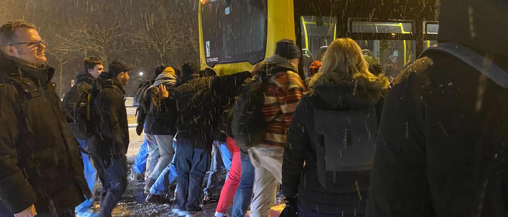 Am U-Bahnhof Wuhletal schoben Fahrgäste einen Bus an, weil dessen Räder durchdrehten.