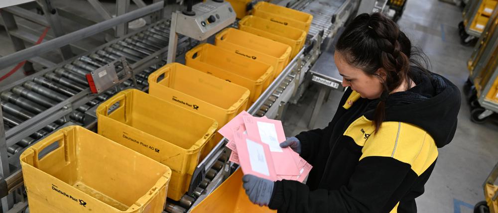 Testlauf mit Briefwahl-Dummys in einem Briefzentrum der Deutschen Post.