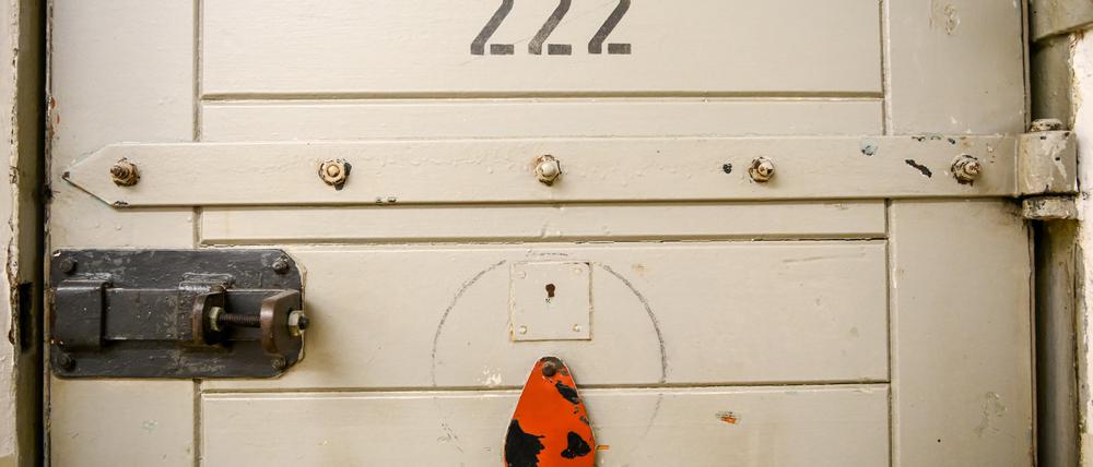 Eine Zellentür der Gedenkstätte Berlin-Hohenschönhausen auf dem Gelände der ehemaligen Untersuchungshaftanstalt des Ministeriums für Staatssicherheit in der Genslerstraße.