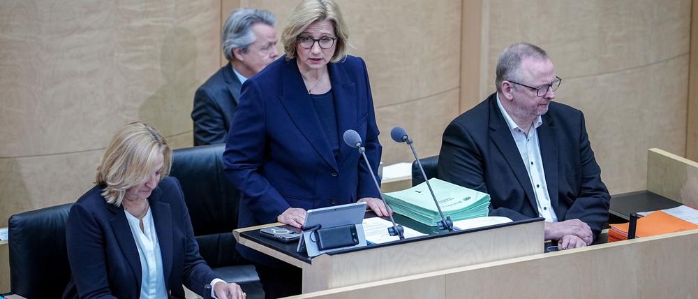Der Bundesrat segnet zahlreiche, vom Bundestag schon beschlossene Gesetze ab.
