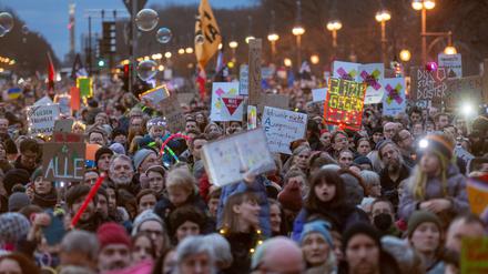 Eine Woche vor der Bundestagswahl wollen erneut Menschen in Berlin gegen Rechtsextremismus demonstrieren. (Archivbild) 