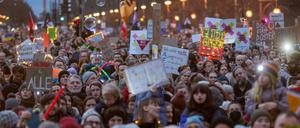 Eine Woche vor der Bundestagswahl wollen erneut Menschen in Berlin gegen Rechtsextremismus demonstrieren. (Archivbild) 