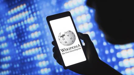 Wikipedia Logo auf einem Smartphone. 