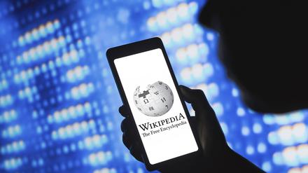 Wikipedia Logo auf einem Smartphone.