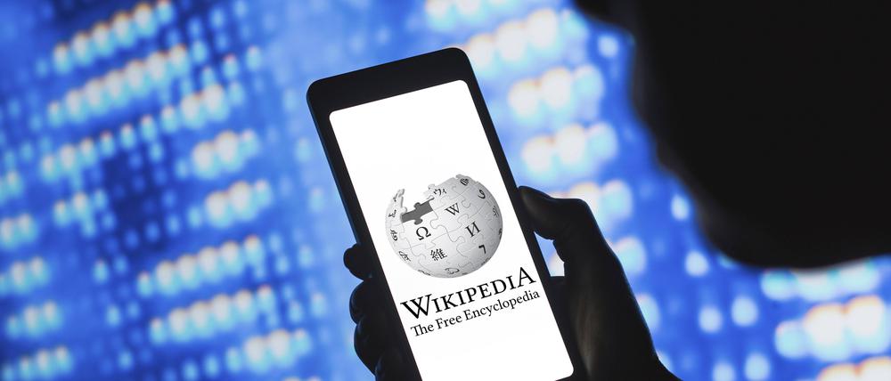 Wikipedia Logo auf einem Smartphone. 