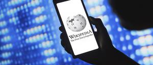 Wikipedia Logo auf einem Smartphone. 