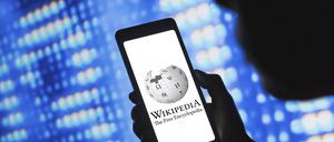 Wikipedia Logo auf einem Smartphone.