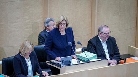 Anke Rehlinger (SPD), Ministerpräsidentin des Saarlandes und Bundesratspräsidentin, spricht bei der Sitzung des Bundesrats. Themen sind u.a.: Mutterschutz bei Fehlgeburten, Gesundheitsversorgungsstärkungsgesetz für schnellere Arzttermine, höhere Rente für SED-Opfer, Stärkung der personellen Einsatzbereitschaft der Bundeswehr, Verlängerung der Mietpreisbremse und Bundesbeteiligung bei Extrem-Wetterschäden.