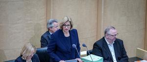 Anke Rehlinger (SPD), Ministerpräsidentin des Saarlandes und Bundesratspräsidentin, spricht bei der Sitzung des Bundesrats. Themen sind u.a.: Mutterschutz bei Fehlgeburten, Gesundheitsversorgungsstärkungsgesetz für schnellere Arzttermine, höhere Rente für SED-Opfer, Stärkung der personellen Einsatzbereitschaft der Bundeswehr, Verlängerung der Mietpreisbremse und Bundesbeteiligung bei Extrem-Wetterschäden.