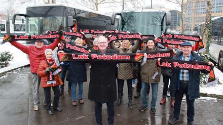 ESV Lok Potsdam Eisenbahnsportverein vor der Abfahrt zum Oberlandesgericht in Brandenburg/Havel
Berufungsverfahren zu Pachtforderung durch das Bundeseisenbahvermögen
mit dem Vereinsvorsitzenden Jürgen Happich (M.) am Busbahnhof mit Vereinsschals in Potsdam am 13.2.2025