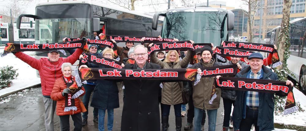 ESV Lok Potsdam Eisenbahnsportverein vor der Abfahrt zum Oberlandesgericht in Brandenburg/Havel
Berufungsverfahren zu Pachtforderung durch das Bundeseisenbahvermögen
mit dem Vereinsvorsitzenden Jürgen Happich (M.) am Busbahnhof mit Vereinsschals in Potsdam am 13.2.2025