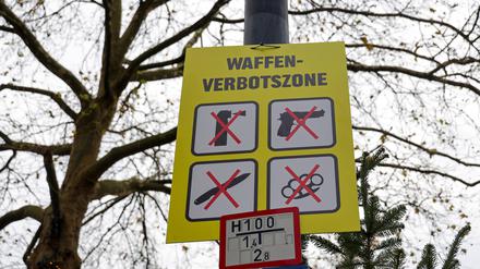 Schilder wie dieses in Dortmund werden jetzt auch in Berlin an den drei Messerverbotszonen aufgestellt.