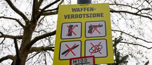 Schilder wie dieses in Dortmund werden jetzt auch in Berlin an den drei Messerverbotszonen aufgestellt.