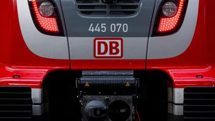 Die Folgen eines mutmaßlichen Brandanschlags bei der Bahn beeinträchtigen seit Tagen den Regional- und Fernverkehr in Berlin. (Symbolbild)