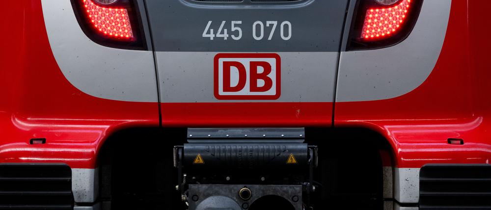 Die Folgen eines mutmaßlichen Brandanschlags bei der Bahn beeinträchtigen seit Tagen den Regional- und Fernverkehr in Berlin. (Symbolbild)