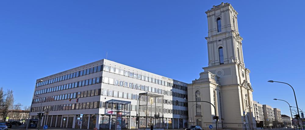 Nachbarn: Das Rechenzentrum und der Turm der Garnisonkirche.