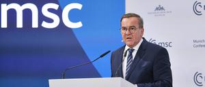 Der Bundesminister der Verteidigung, Boris Pistorius, wich bei seiner Rede auf der Münchner Sicherheitskonferenz zunächst von seinem Manuskript ab.