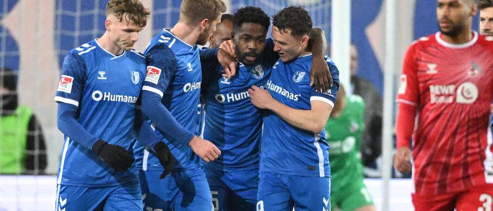 Die Magdeburger jubeln nach dem Tor zum 1:0 von Daniel Heber (M).