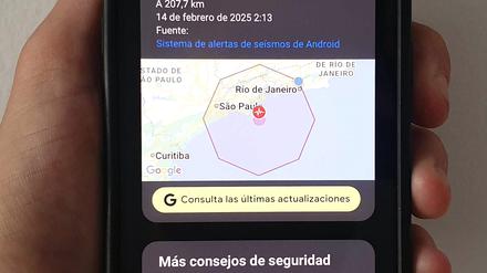Ein Erdbeben-Fehlalarm von Google ist auf dem Display eines Handys zu sehen. Der Alarm hat Menschen in den brasilianischen Millionenmetropolen São Paulo und Rio de Janeiro aus dem Schlaf gerissen.