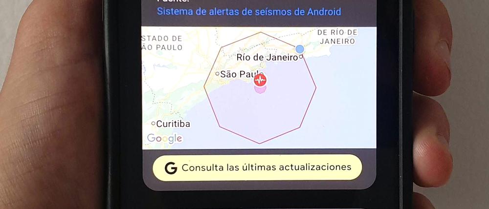 Ein Erdbeben-Fehlalarm von Google ist auf dem Display eines Handys zu sehen. Der Alarm hat Menschen in den brasilianischen Millionenmetropolen São Paulo und Rio de Janeiro aus dem Schlaf gerissen.