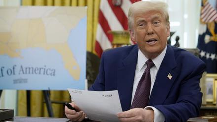 US-Präsident Donald Trump spricht zu Reportern, bevor er ein Dekret im Oval Office des Weißen Hauses unterzeichnet. 