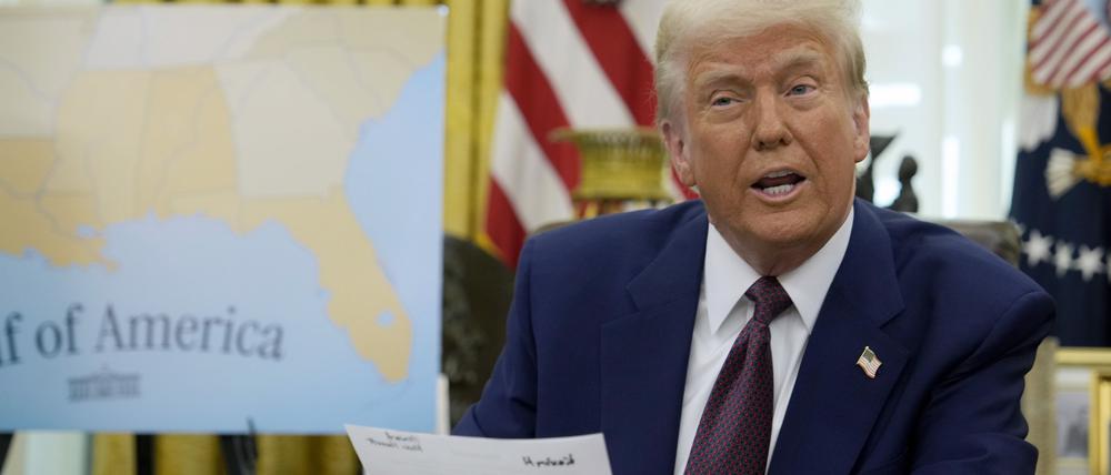 US-Präsident Donald Trump spricht zu Reportern, bevor er ein Dekret im Oval Office des Weißen Hauses unterzeichnet.