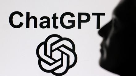 Das ChatGPT-Logo und Elon Musks Silhouette. 