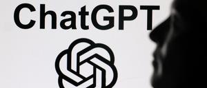Das ChatGPT-Logo und Elon Musks Silhouette. 