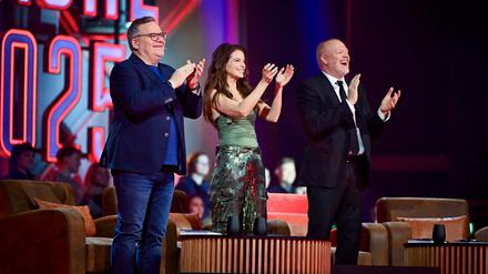 Standing Ovations für die potenziellen ESC-Kandidaten. Jury-Chef Stefan Raab (rechts) und die Mitjuroren Elton und Yvonne Catterfeld. 