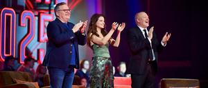 Standing Ovations für die potenziellen ESC-Kandidaten. Jury-Chef Stefan Raab (rechts) und die Mitjuroren Elton und Yvonne Catterfeld. 