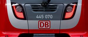 Die Folgen eines mutmaßlichen Brandanschlags bei der Bahn haben tagelang den Regional- und Fernverkehr in Berlin beeinträchtigt. (Symbolbild)