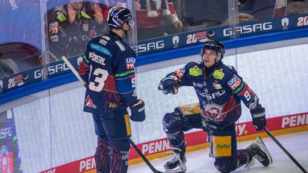 Leo Pföderl (l.) und Ty Ronning erzielten drei der Berliner Treffer.