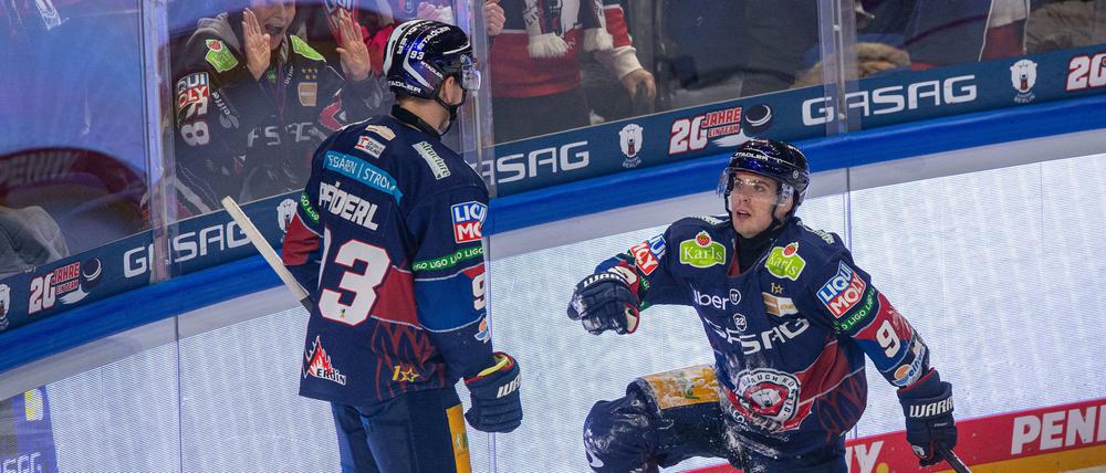 Leo Pföderl (l.) und Ty Ronning erzielten drei der Berliner Treffer.