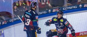 Leo Pföderl (l.) und Ty Ronning erzielten drei der Berliner Treffer.