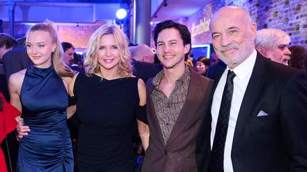 Treffpunkt Telegraphenamt: Die Schauspieler Lilly Krug, Veronica Ferres, Tim Oliver Schultz und Heiner Lauterbach bei der ARD „Blue Hour“-Party.