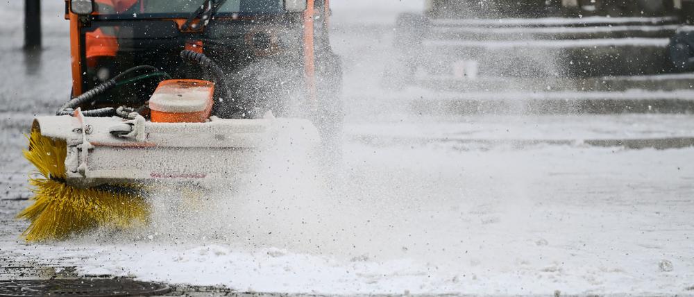 Die Straßen können wegen Schnee und Frost glatt werden.