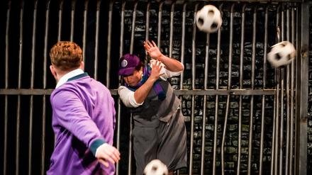 Szene aus „Der Freischütz für Kinder“ an der Berliner Staatsoper mit Dionysios Avgerinos als Kilian (links) und Andrés Moreno García als Max.