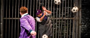 Szene aus „Der Freischütz für Kinder“ an der Berliner Staatsoper mit Dionysios Avgerinos als Kilian (links) und Andrés Moreno García als Max.